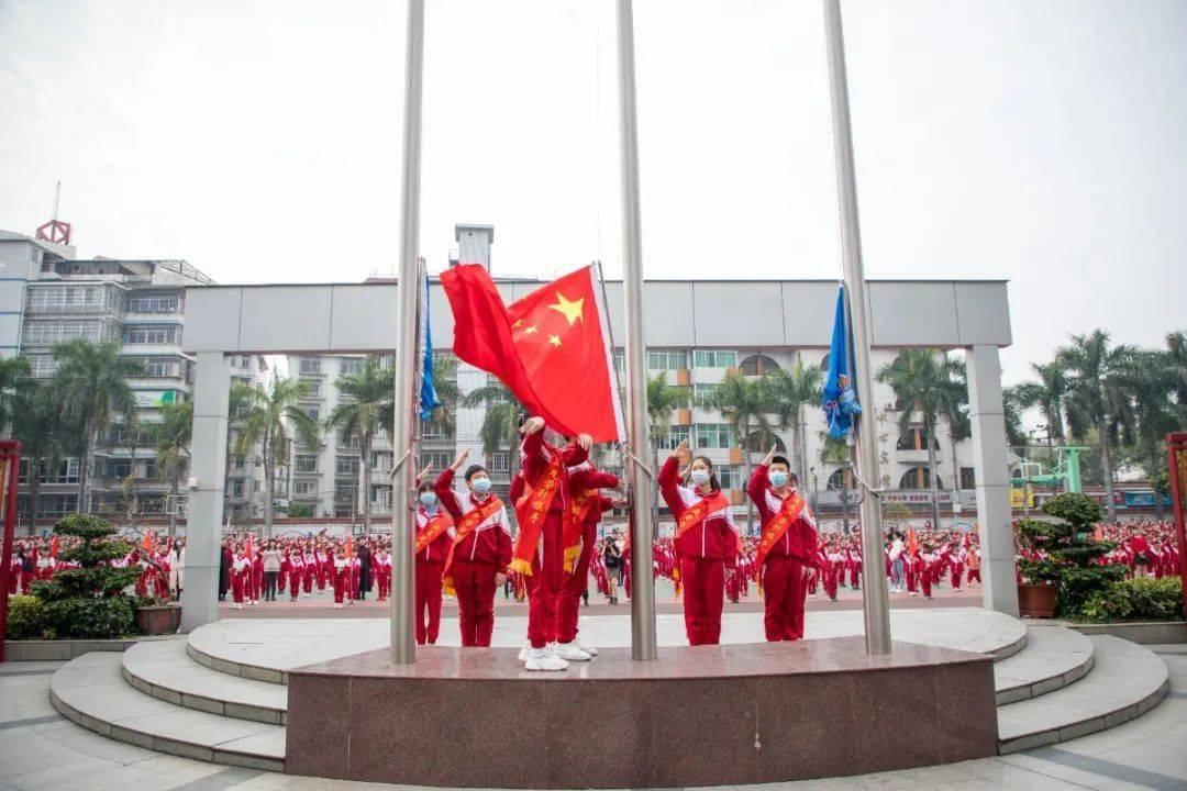 梦到蛇从洞里出来看到自己又进去游戏画面
